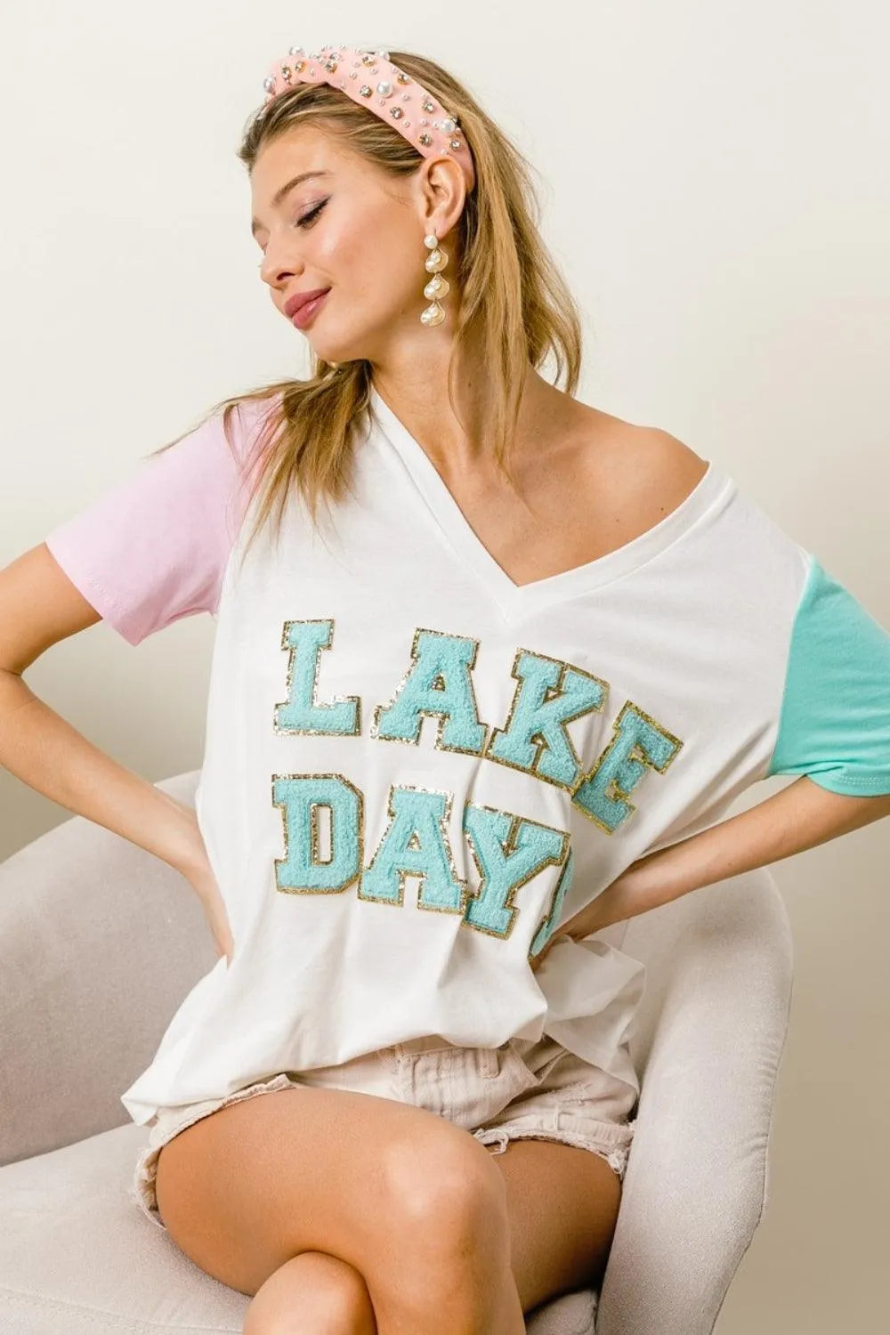 BiBi Letter Patch V-Neck Color Block Short Sleeve T-Shirt - 6i6