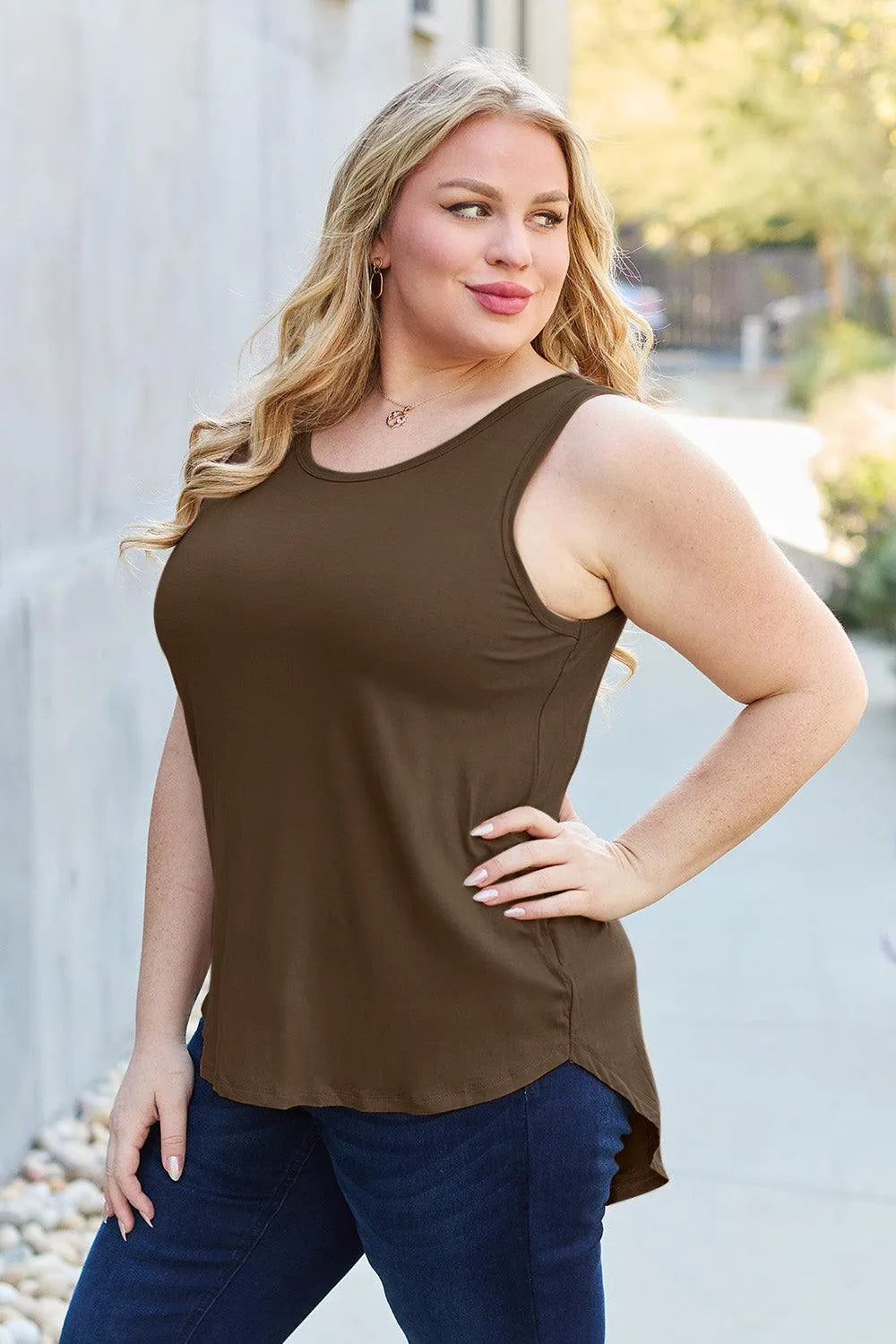 Basic Bae Full Size Round Neck Curved Hem Tank - 6i6