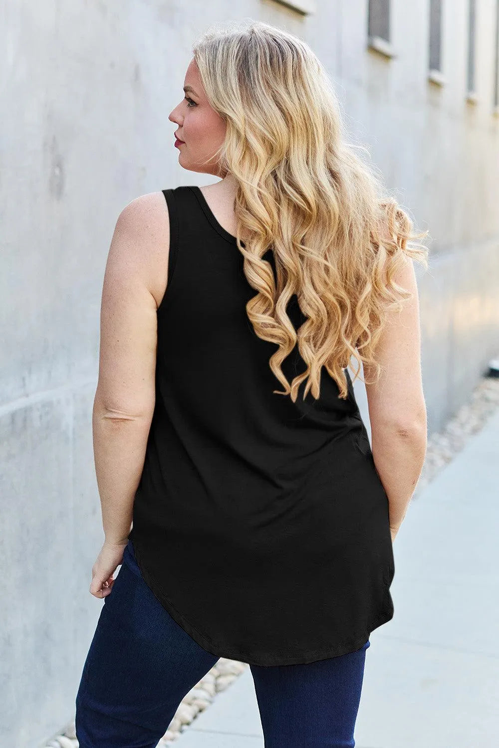 Basic Bae Full Size Round Neck Curved Hem Tank - 6i6