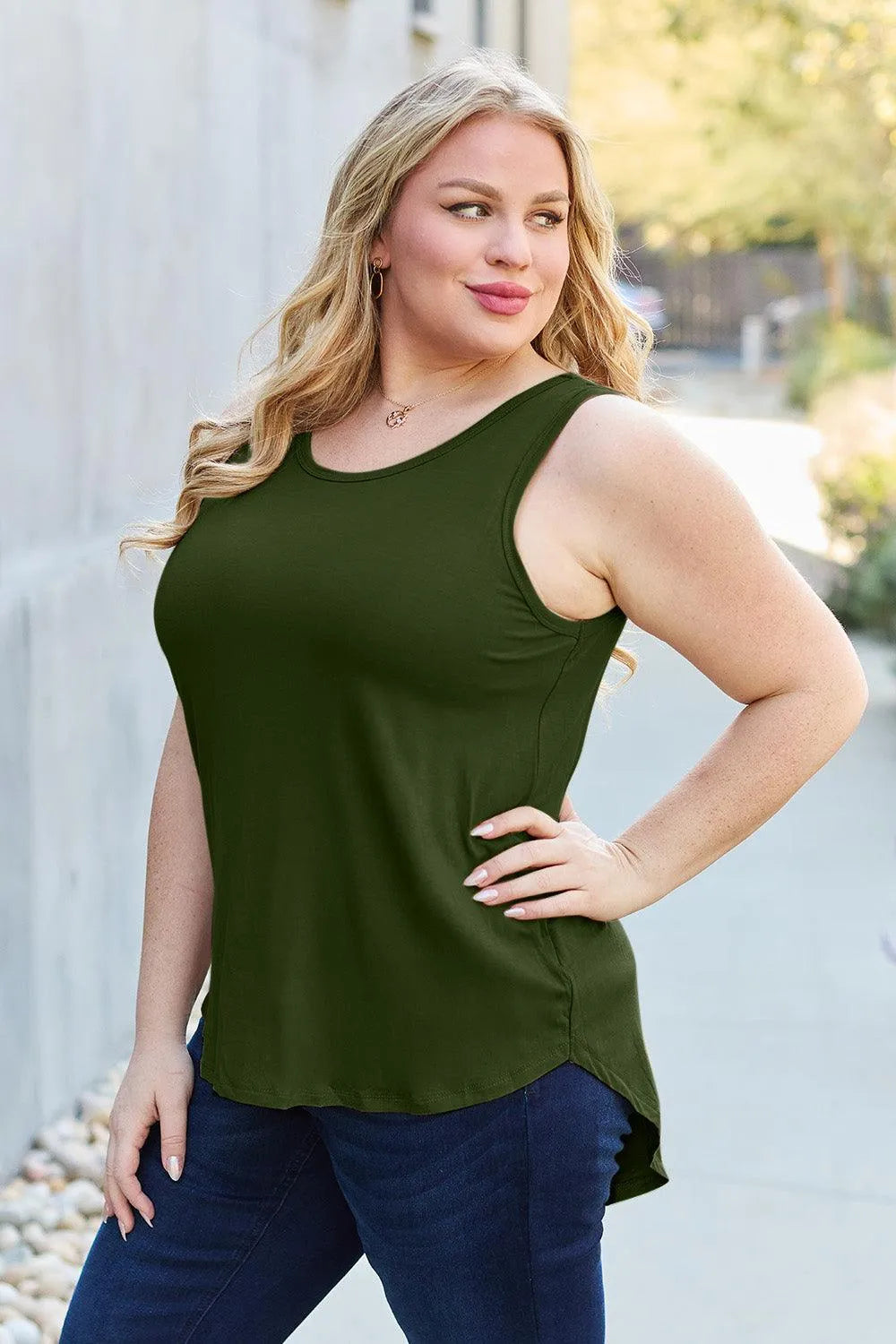 Basic Bae Full Size Round Neck Curved Hem Tank - 6i6